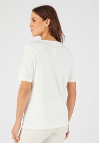 Damart MOTIF TON SUR TON PAILLETÉ - Camiseta estampada - blanc cassé