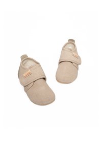 Tan kleurige stoffen schoenen met een gestructureerd oppervlak, klittenbandsluiting en een zachte binnenvoering. Lichtgewicht ontwerp met een flexibele zool voor comfort.