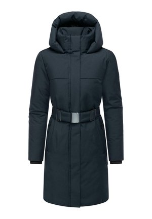 Sötétkék szigetelt parka, övvel a derékon, nagy kapucnival és két oldalsó zsebbel. Simább anyag, matt felülettel.