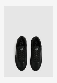 Ausgewählt, all black