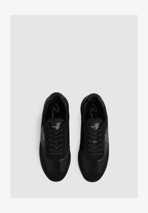 Černé tenisky se směsí semišových a síťovaných materiálů, se šněrovacím designem, hladkými konturami a decentním logem na bocích.