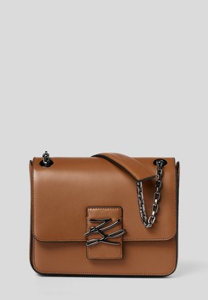 Borsa a tracolla in pelle marrone con chiusura a patta, tracolla a catena e un distintivo logo metallico. Texture liscia e forma rettangolare.