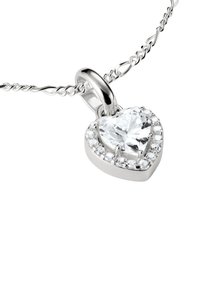 Herzförmiges Silberpendant mit einem großen klaren Edelstein in der Mitte, umgeben von kleineren klaren Steinen. Verdrehte Kettenverbindungen sind mit dem Pendant verbunden.