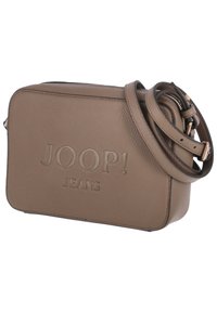 Brun læder crossbody taske med præget "JOOP! JEANS" logo, rektangulær form, justerbar rem og lynlåslukning. Tekstureret overflade.