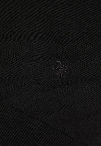 Indumento nero a maglia con una texture a costine e un sottile logo ricamato in filo scuro sul tessuto, evidenziando un design minimalista.