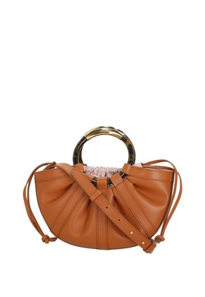 Borsa a mano in pelle color cuoio con lati arricciati, manici rotondi in tartaruga e oro, e tracolla regolabile su sfondo bianco.