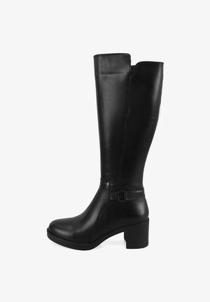 Schwarze kniehohe Lederstiefel mit Blockabsatz, schlankem Design, abgerundeter Zehenpartie und einem Riemen mit Hardware-Details um den Knöchel.