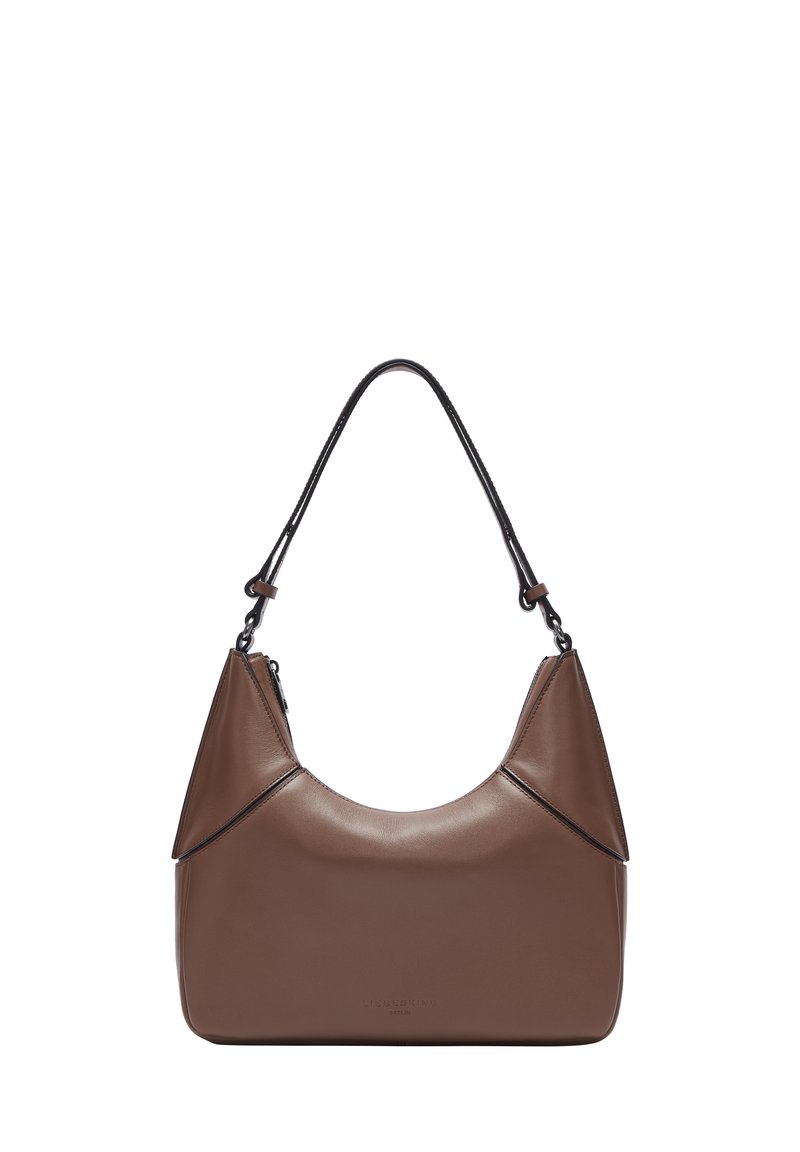 Borsa a spalla in pelle marrone con una forma curva, rifiniture nere a contrasto e una sola tracolla. Texture liscia con accenti minimi.