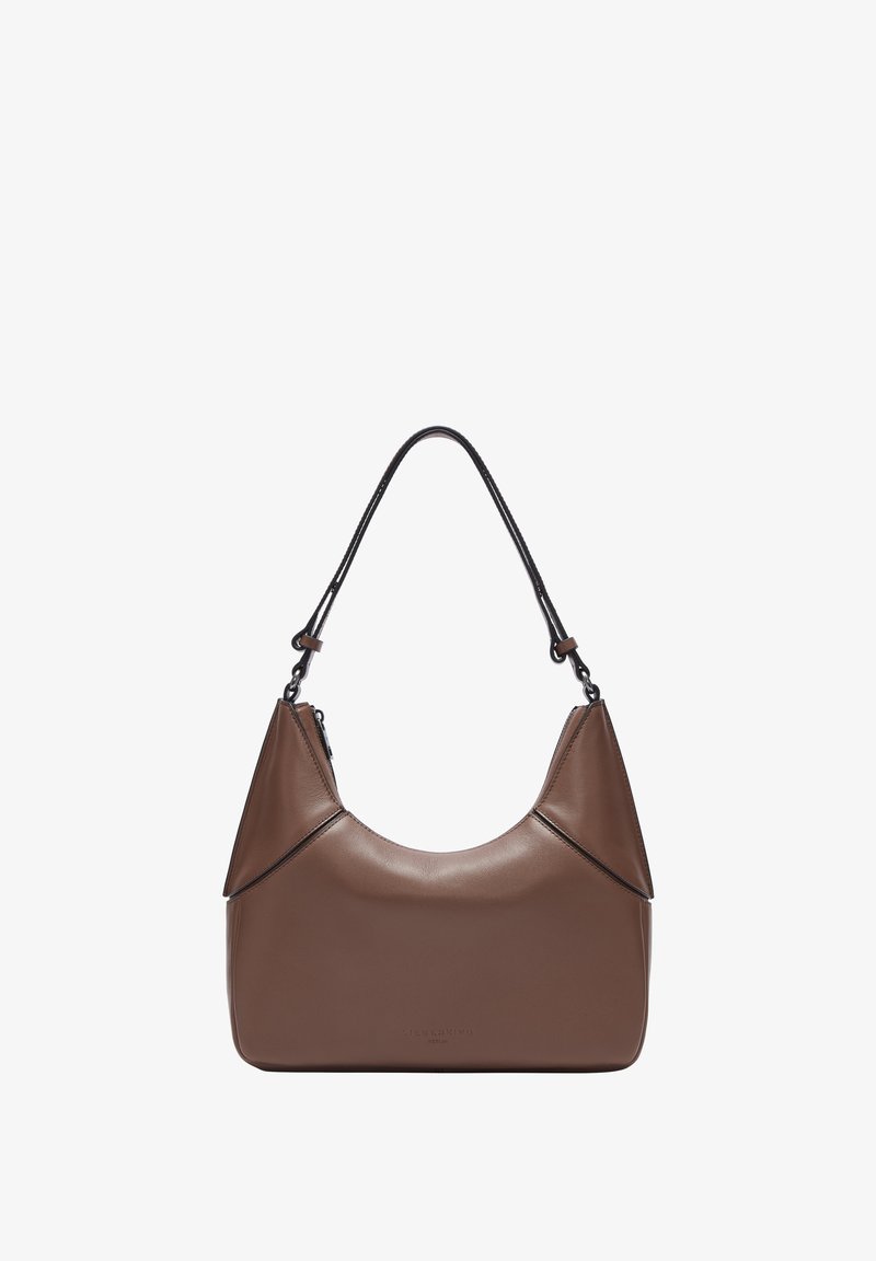 Braune Leder Schultertasche mit geschwungener Form, kontrastierenden schwarzen Akzenten und einem einzelnen Tragegurt. Glatte Textur mit minimalen Verzierungen.