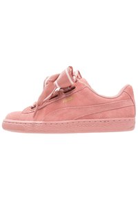 Tenisky Puma Suede v jasně růžové nubukové kůži s texturovanou gumovou podešví, které mají silné saténové tkaničky a jemné zlaté logo.