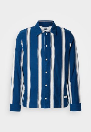 Plava i bijela košulja s vertikalnim prugama i gumbima, izrađena od pamuka, s ovratnikom, dugim rukavima te oznakom na rubu.