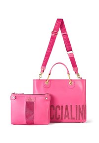 Set di borse in pelle rosa composto da una grande borsa a mano con accessori in oro e una pochette più piccola con un pannello in rete e dettaglio del logo.