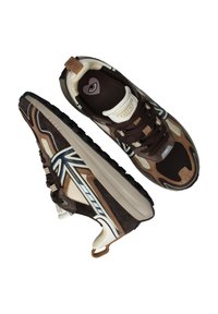 Ein Paar braune und beige Sport sneakers mit schwarzen Sohlen, Schnürsenkeln und einem herzförmigen Logo im Innenbereich des Schuhs.