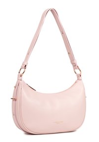 Sac à main rose pâle en forme de croissant avec bandoulière réglable et accessoires dorés, présentant un petit logo embossé "Lancaster Paris".