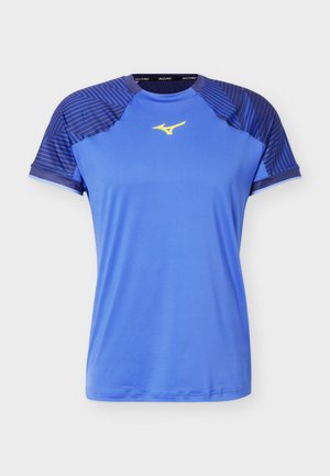 T-shirt de sport bleu à manches courtes avec des épaules à motif marine et un petit logo jaune Mizuno centré sur la poitrine.