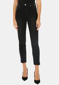 Czarne jeansy z wysokim stanem o dopasowanym kroju, z pięcioma kieszeniami, postrzępionym dołem i gładką teksturą denimu.