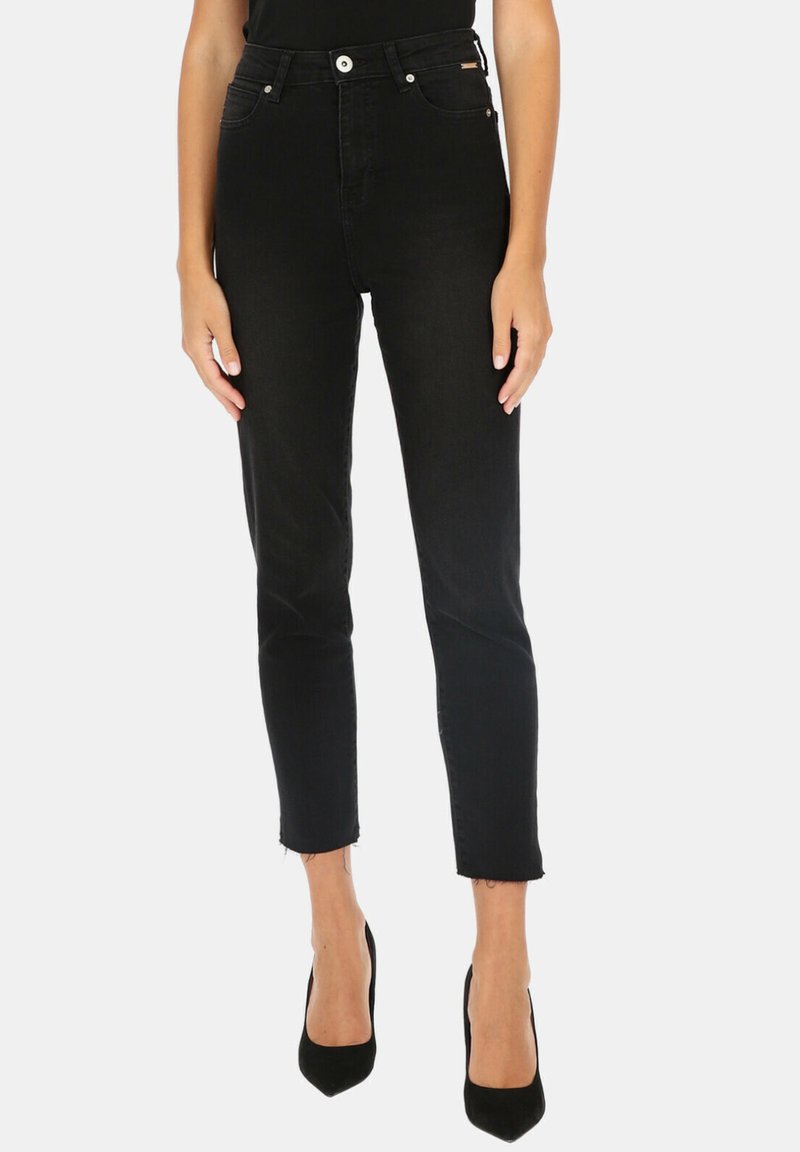 Czarne jeansy z wysokim stanem o dopasowanym kroju, z pięcioma kieszeniami, postrzępionym dołem i gładką teksturą denimu.