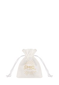 Witte stoffen trekkoordzak met gouden tekst "CHIC by LIRETTE" en een zonnestraalpatroon. Zachte textuur, afgeronde vorm.