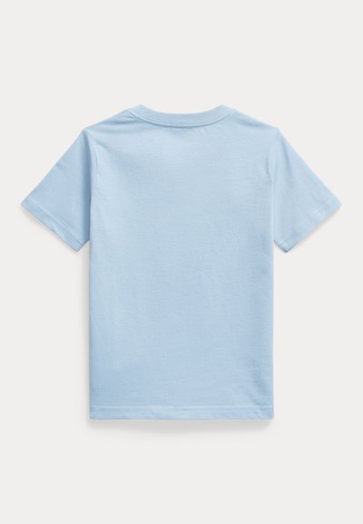 Ανοιχτό μπλε κοντομάνικο μπλουζάκι φτιαγμένο από απαλό βαμβάκι. Καθημερινό σχέδιο με στρογγυλή λαιμόκοψη, ίσια ραφή και χωρίς σχέδια ή γραφικά.
