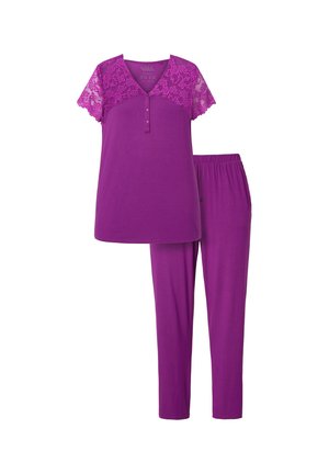 Set di abbigliamento loungewear viola composto da una maglietta a maniche corte con dettagli in pizzo floreale e chiusura a bottoni, abbinata a pantaloni con vita elastica.