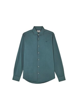 Camisa de manga larga color verde azulado con botones, cuello y pequeño logo bordado en el pecho izquierdo.