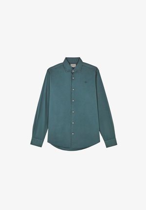 Camisa de manga larga color verde azulado con botones, cuello y pequeño logo bordado en el pecho izquierdo.