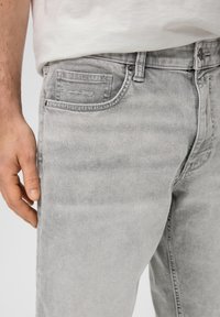 s.Oliver REGULAR FIT MID RISE - Jeansshort - grau