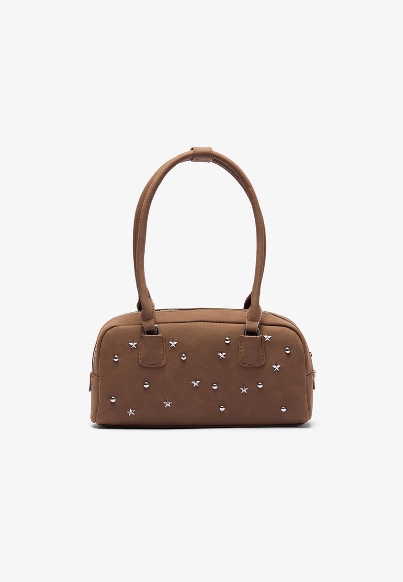 Borsa in finta pelle marrone con due manici rotondi, adornata con borchie argento e accenti a forma di stella. Chiusura con zip per una maggiore sicurezza.
