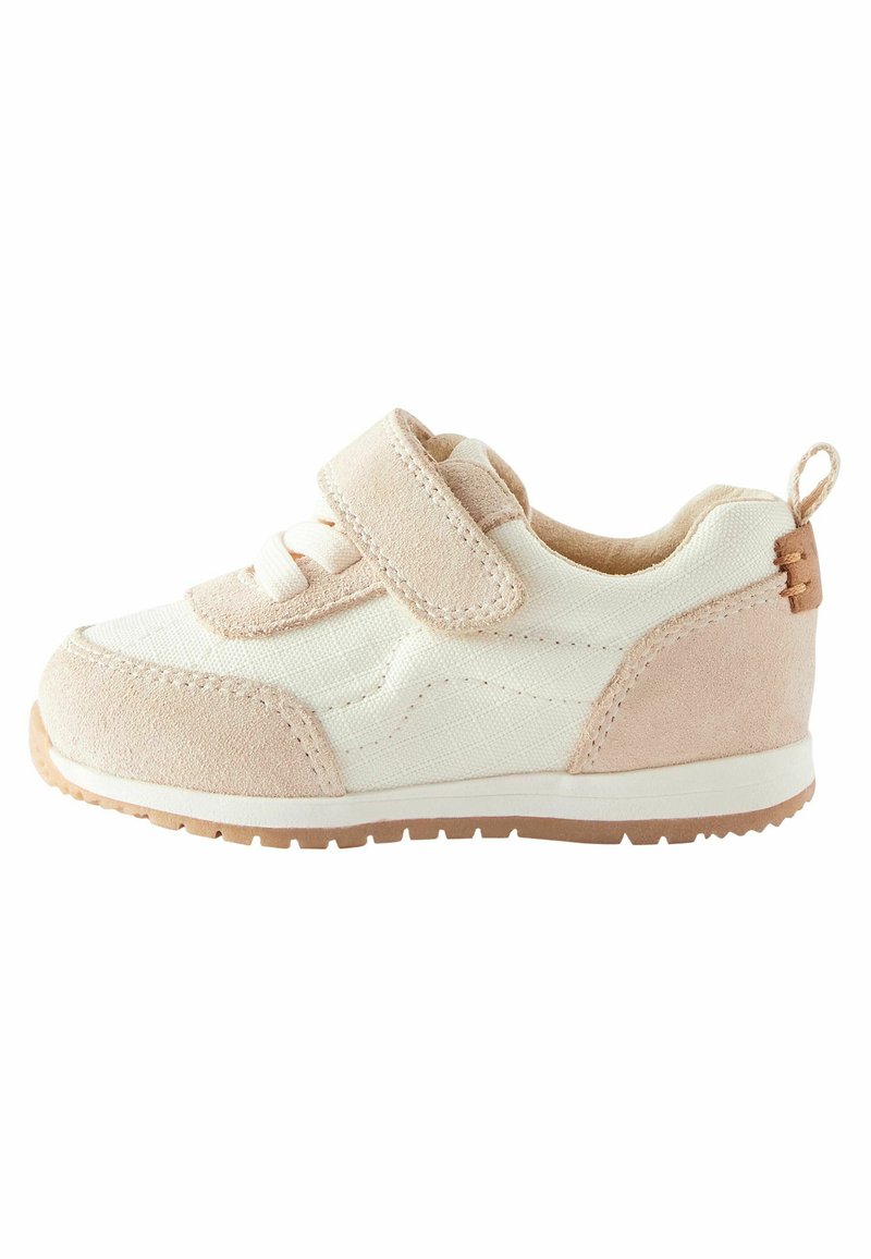 Hellrosa und cremefarbene Sneaker mit einem strukturierten Obermaterial aus Stoff, Suede-Akzenten, weißen Schnürsenkeln und einem Klettverschluss für die Schließung.