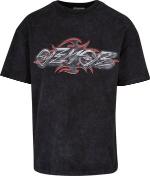 Schwarzes, übergroßes T-Shirt aus Baumwolle; verfügt über ein Grafiklogo mit silbernen und roten Akzenten. Der Stoff hat eine abgenutzte Textur.
