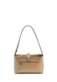 Sac à main en cuir beige avec une bandoulière courbée, une poche zippée et un charm en forme de drapeau italien décoratif. Texture lisse, design minimaliste.