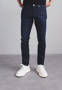 Emporio Armani Pieguloša piegriezuma džinsi - blue