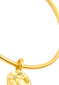 Bransoletka w odcieniu złota z cienkim okrągłym paskiem oraz teksturowanym zawieszeniem z trzema małymi kamieniami szlachetnymi i prostym wzorem.