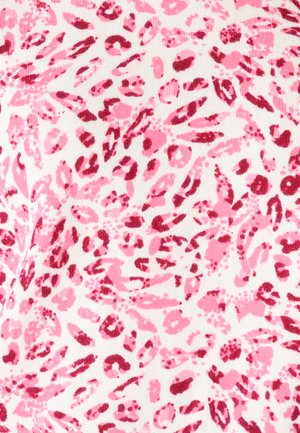 Motif floral abstrait avec des formes irrégulières éparpillées en rose foncé et rose clair sur un fond de tissu blanc.