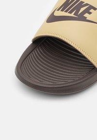 Nike Sportswear VICTORI ONE SLIDE UNISEX - Mulas - wheat grass/baroque brown
