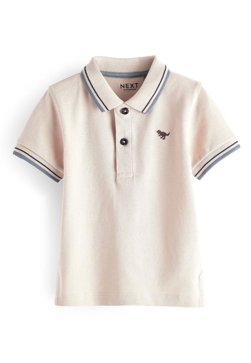 Világos rózsaszín pólóing texturált szövéssel, sötétkék díszítéssel a galléron és az ujjgombokon, két fekete gomb és egy kis logó.