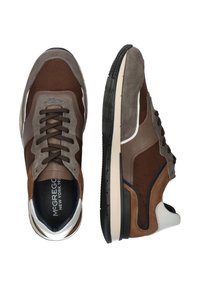 Brązowe i szare sneakersy z mieszanką zamszu i materiału siatkowego, z wiązaniem, gumową podeszwą i białymi akcentami.