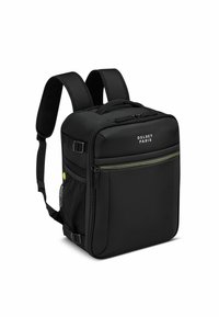 Sac à dos noir en tissu durable, doté de bretelles rembourrées, de compartiments zippés, d'une poche latérale en mesh et d'un accent jaune sur le côté.