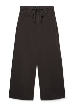 Pantaloni a gamba larga marrone scuro con chiusura anteriore a nodo, passanti per la cintura e tasche laterali e posteriori, mostrati stesi su uno sfondo bianco.