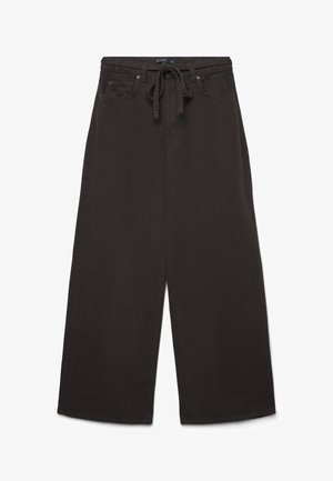 Dunkelbraune weite Hosen mit vorderem Bindebandverschluss, Gürtelschlaufen sowie seitlichen und hinteren Taschen, flach auf einem weißen Hintergrund präsentiert.