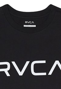 Zwarte katoenen t-shirt met een ronde halslijn en een opvallend wit "RVCA" logo. Het materiaal is zacht met een gladde textuur.