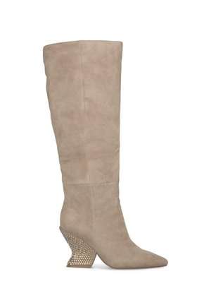 Bottes en suède beige jusqu'aux genoux avec un bout pointu et un talon compensé décoratif en perles pour un détail supplémentaire. Texture lisse sur l'ensemble.