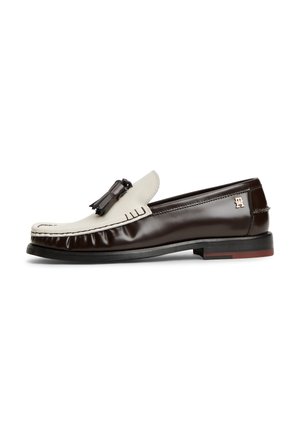 Zweifarbiger braun-cremefarbener Lederloafer mit Quasten-Detail und kleinem Logo an der Ferse, von der Seite auf weißem Hintergrund gezeigt.