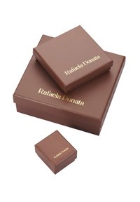 Hnedé darčekové krabičky rôznych veľkostí s hladkým povrchom a zlatým písmom "Rafaela Donata" na viečku každej krabičky.