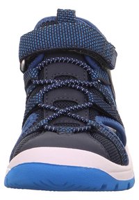 Blauer Sportschuh mit Obermaterial aus Netzgewebe, elastischen Schnürsenkeln, verstellbarem Riemen und weißer Zwischensohle mit blauer Gummisohle.