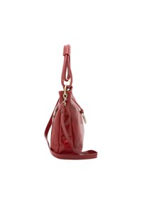 Sac à main en cuir rouge avec une finition lisse, une fermeture éclair sur le côté et une bandoulière amovible. Il possède un dessus arrondi et un intérieur spacieux.