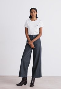 Calvin Klein WIDE ANKLE - Široke hlačnice - denim dark