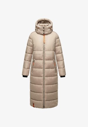 Abrigo de invierno largo, acolchado y beige con capucha, cremallera frontal, bolsillos laterales con acentos naranjas y puños interiores de manga en negro.