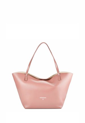 Sac cabas en cuir rose doux avec deux longues anses, bord supérieur légèrement arrondi et petit logo blanc de la marque au centre avant.