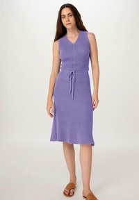 Lila Strickkleid mit ärmellosem Design, V-Ausschnitt und verstellbarem Bindegurt in der Taille. Es hat ein strukturiertes Muster und einen ausgestellten Saum.